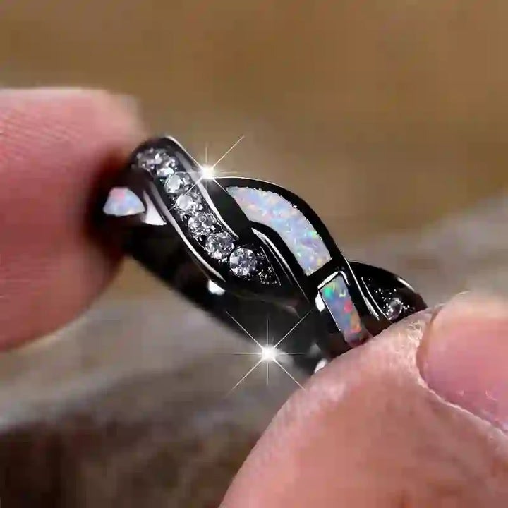 Bague Olivenorma en or noir et opale bleue ondulée avec zircon