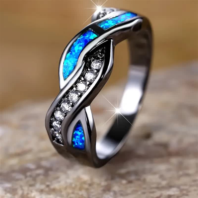Bague Olivenorma en or noir et opale bleue ondulée avec zircon