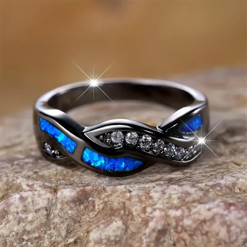 Bague Olivenorma en or noir et opale bleue ondulée avec zircon