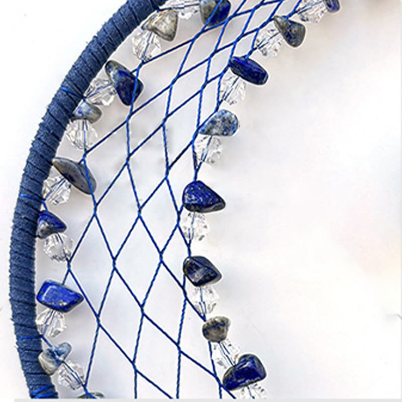 Attrape-rêves indien en forme de croissant avec pierres précieuses brutes et plumes