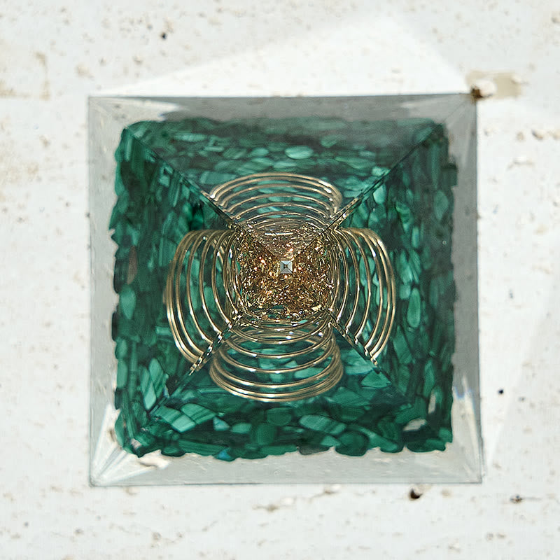 Pyramide orgonite à énergie positive en malachite fabriquée à la main par Olivenorma