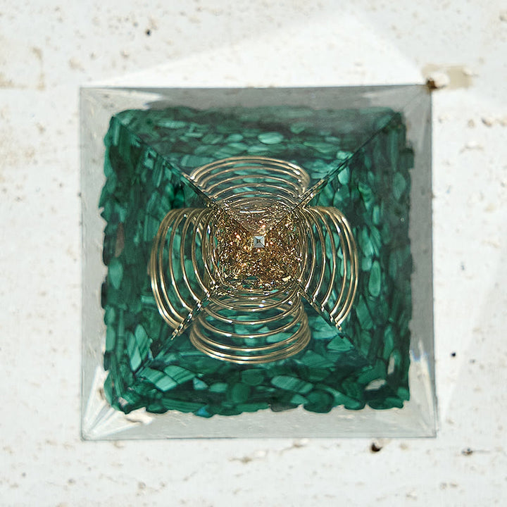 Pyramide orgonite à énergie positive en malachite fabriquée à la main par Olivenorma