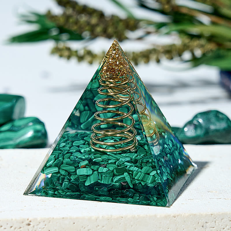 Pyramide orgonite à énergie positive en malachite fabriquée à la main par Olivenorma