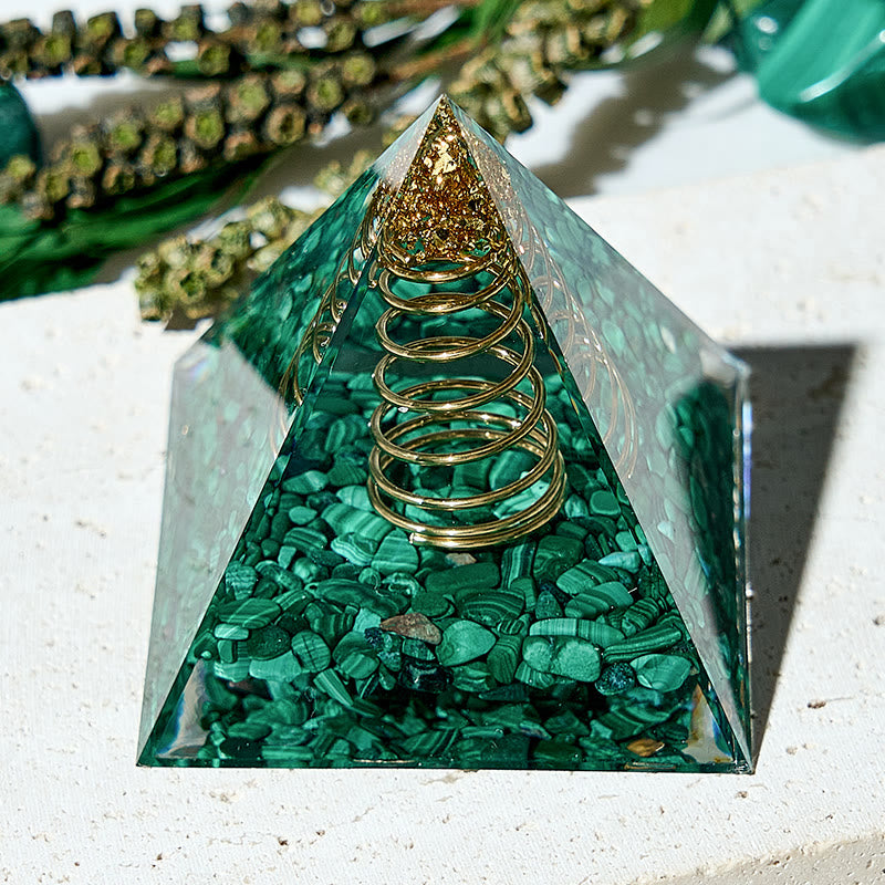 Pyramide orgonite à énergie positive en malachite fabriquée à la main par Olivenorma