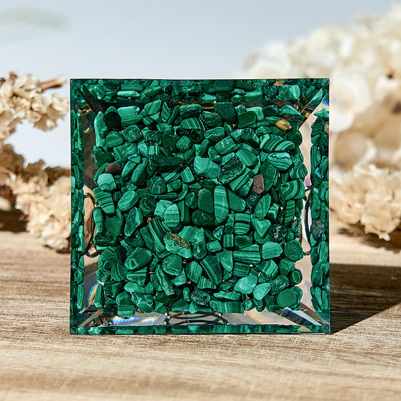 Pyramide orgonite à énergie positive en malachite fabriquée à la main par Olivenorma