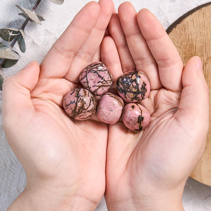 Pierre roulée en vrac de rhodonite irrégulière polie Olivenorma