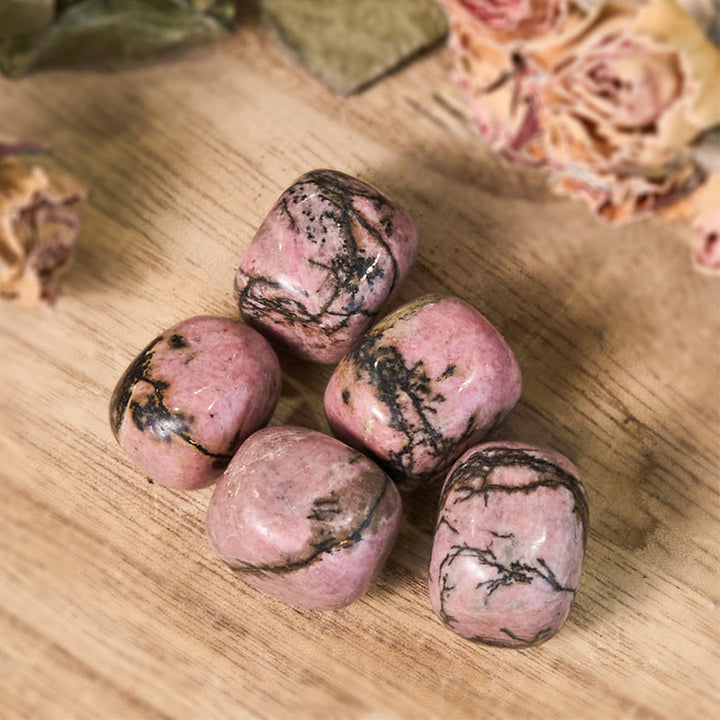 Pierre roulée en vrac de rhodonite irrégulière polie Olivenorma