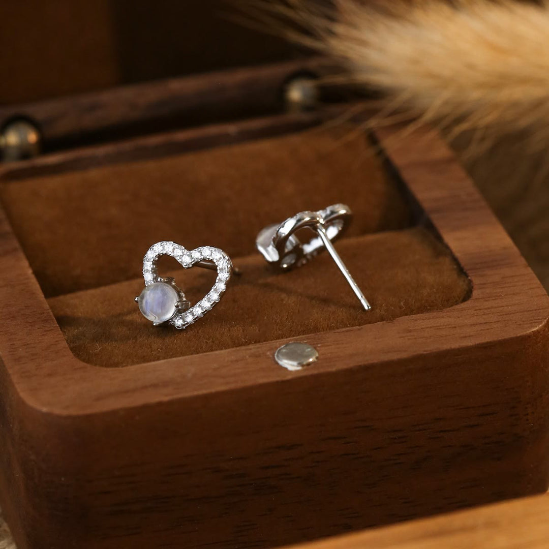 Boucles d'oreilles à tige rondes en pierre de lune en forme de cœur Olivenorma