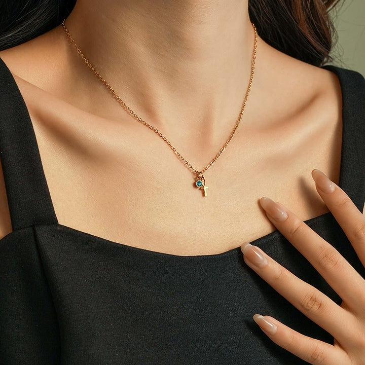 Collier à breloques Olivenorma avec croix aigue-marine et symbole du mauvais œil Hamsa