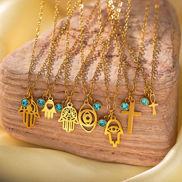 Collier à breloques Olivenorma avec croix aigue-marine et symbole du mauvais œil Hamsa