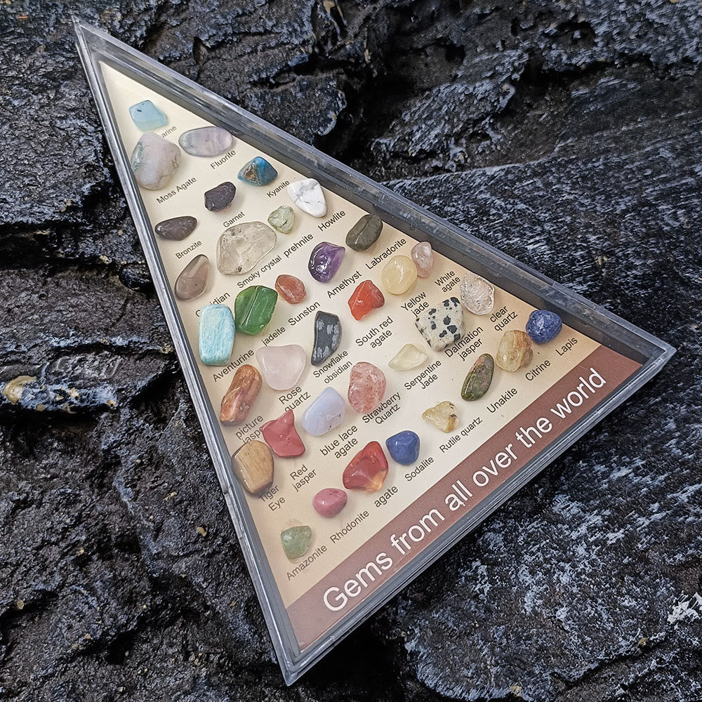 Ensemble de 36 spécimens minéraux triangulaires ornementaux Olivenorma