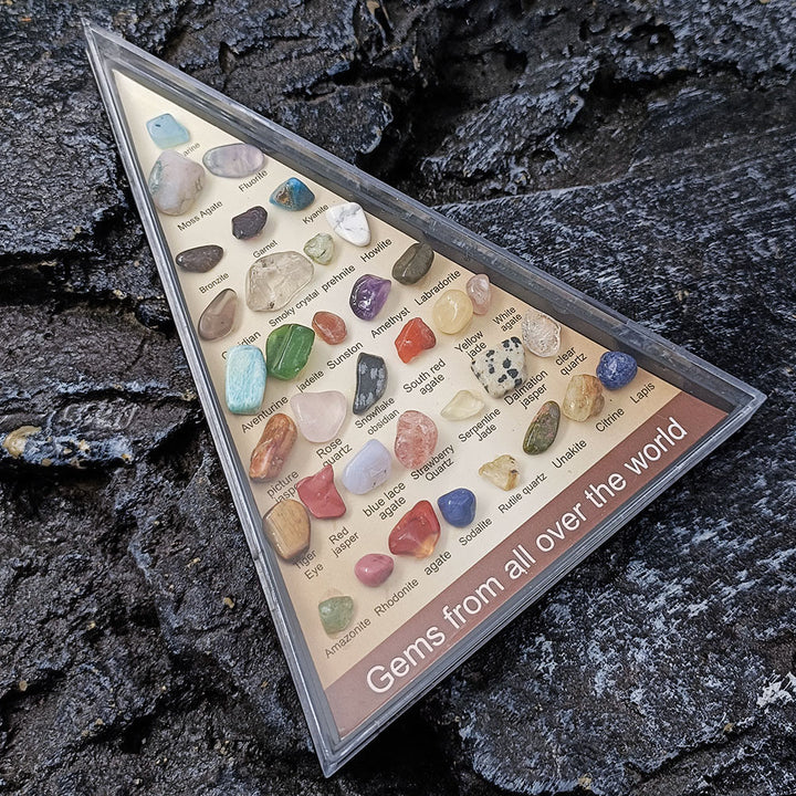 Ensemble de 36 spécimens minéraux triangulaires ornementaux Olivenorma