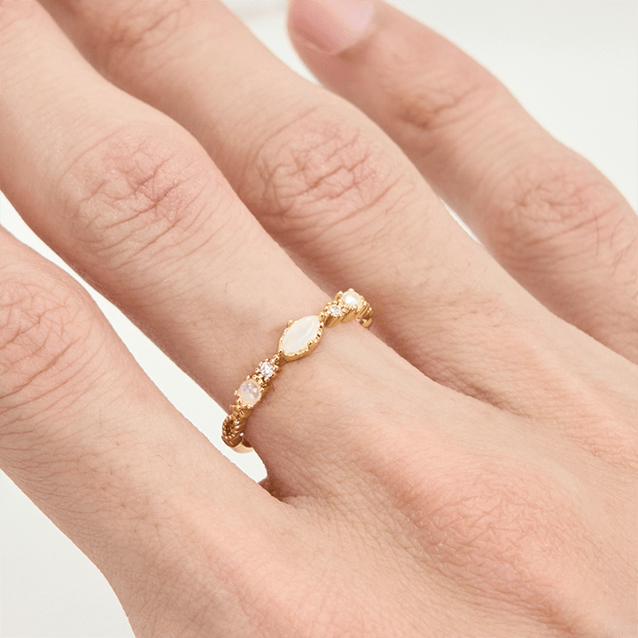 Bague Olivenorma à trois opales taille marquise