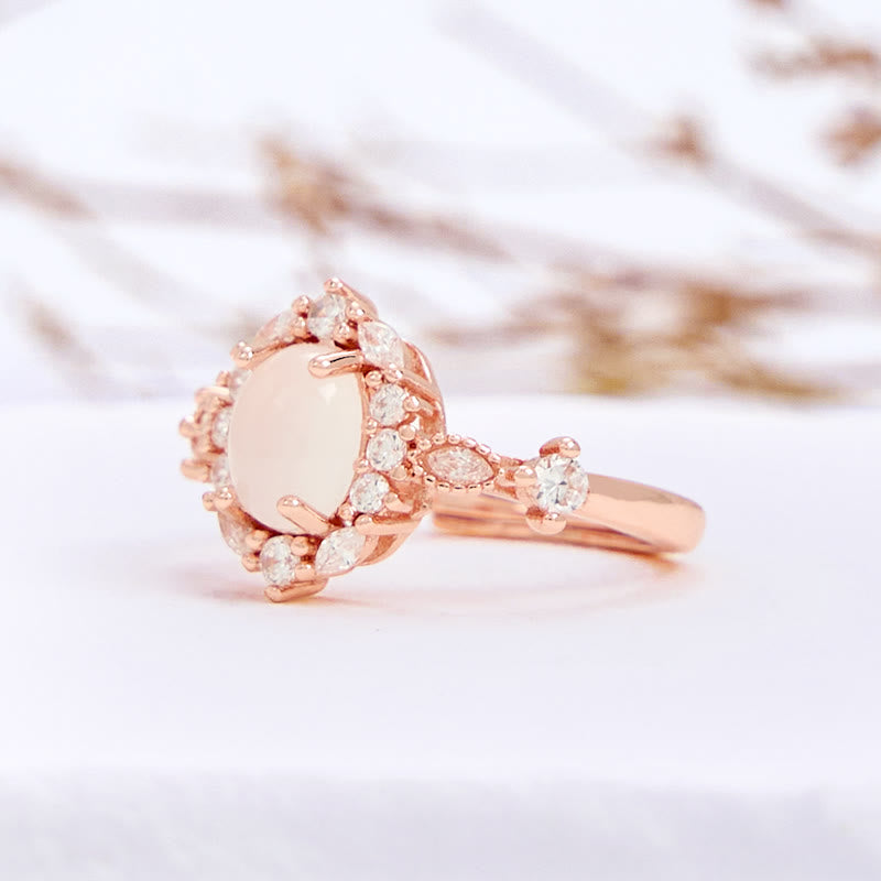 Bague ovale en calcédoine blanche et zircon blanc avec fleur Olivenorma