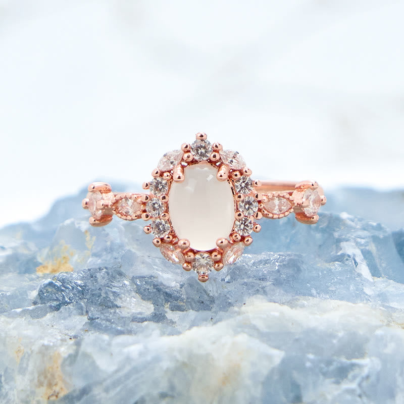 Bague ovale en calcédoine blanche et zircon blanc avec fleur Olivenorma