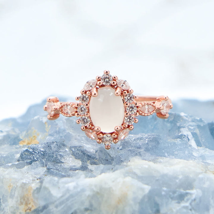 Bague ovale en calcédoine blanche et zircon blanc avec fleur Olivenorma