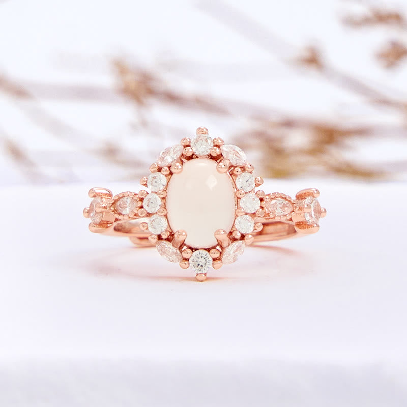 Bague ovale en calcédoine blanche et zircon blanc avec fleur Olivenorma