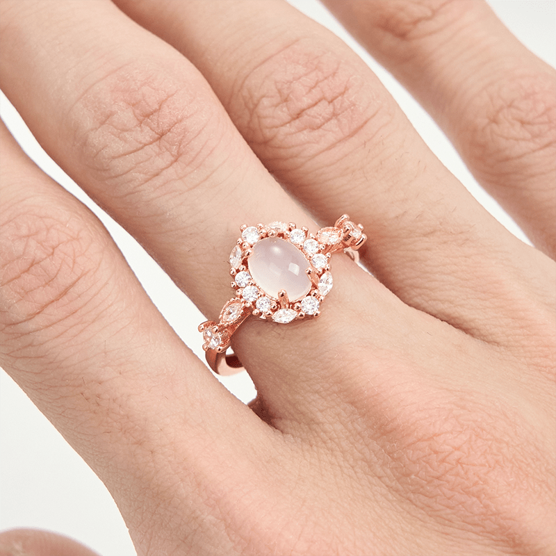 Bague ovale en calcédoine blanche et zircon blanc avec fleur Olivenorma