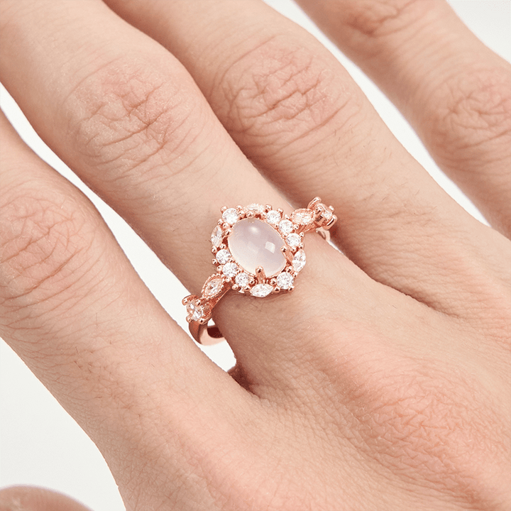 Bague ovale en calcédoine blanche et zircon blanc avec fleur Olivenorma