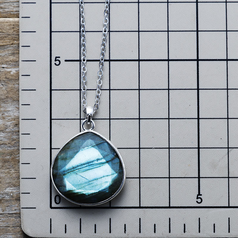 Collier avec pendentif en labradorite taillée en forme de goutte Olivenorma