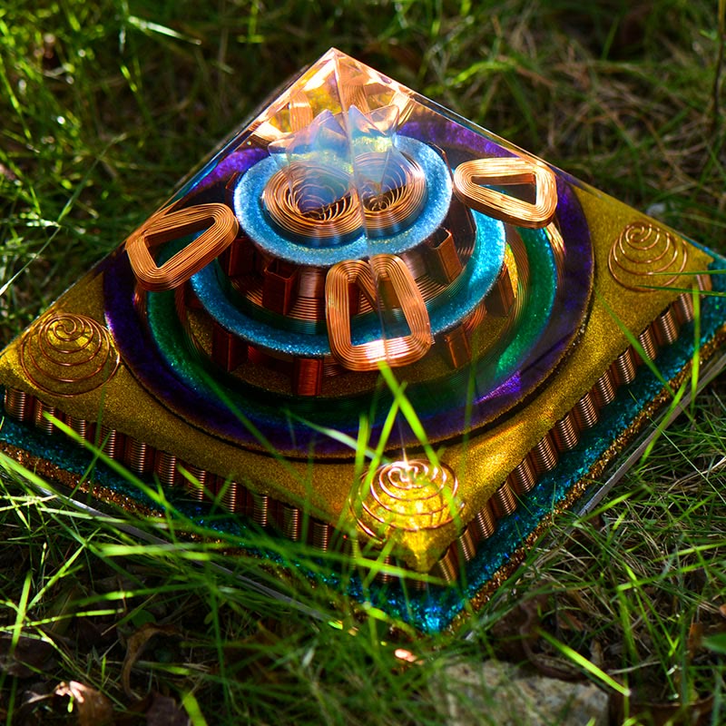Pyramide d'orgone en opalite taillée en cubèbe de Metatron Olivenorma