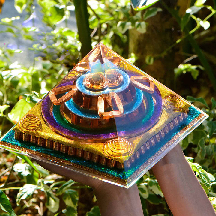 Pyramide d'orgone en opalite taillée en cubèbe de Metatron Olivenorma