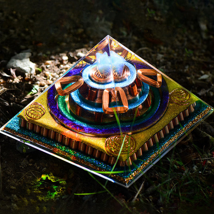 Pyramide d'orgone en opalite taillée en cubèbe de Metatron Olivenorma
