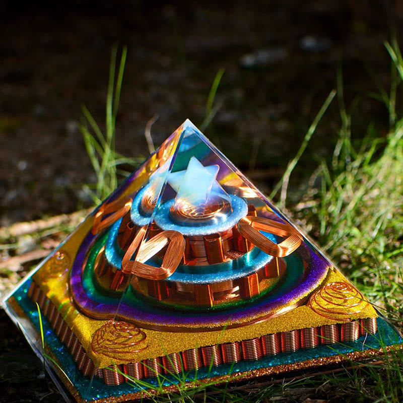 Pyramide d'orgone en opalite taillée en cubèbe de Metatron Olivenorma