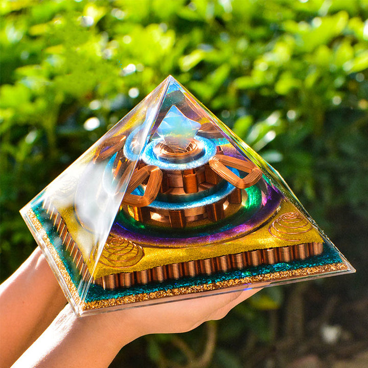 Pyramide d'orgone en opalite taillée en cubèbe de Metatron Olivenorma