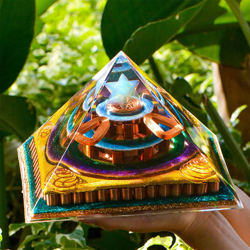 Pyramide d'orgone en opalite taillée en cubèbe de Metatron Olivenorma