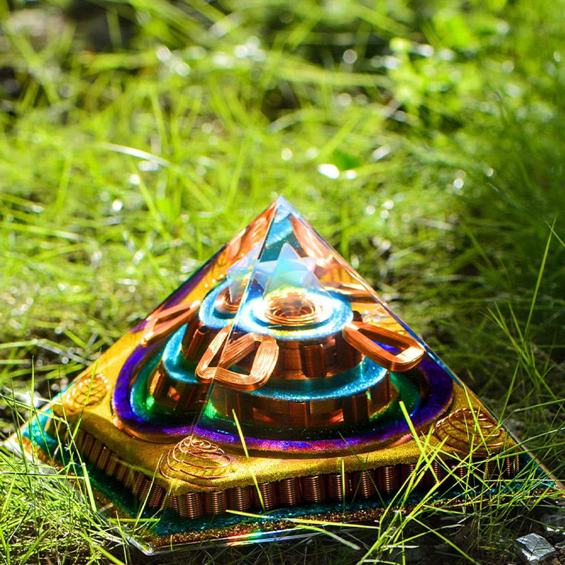 Pyramide d'orgone en opalite taillée en cubèbe de Metatron Olivenorma