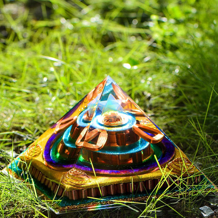Pyramide d'orgone en opalite taillée en cubèbe de Metatron Olivenorma