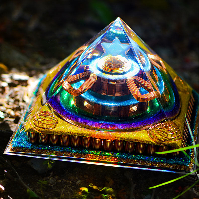 Pyramide d'orgone en opalite taillée en cubèbe de Metatron Olivenorma