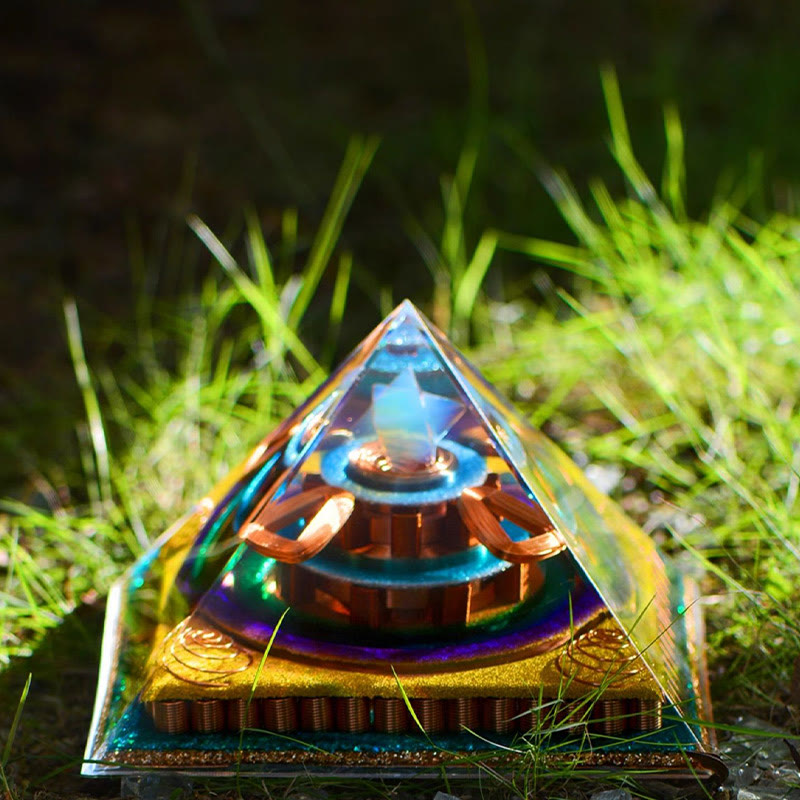 Pyramide d'orgone en opalite taillée en cubèbe de Metatron Olivenorma