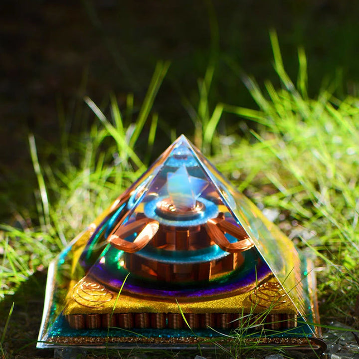 Pyramide d'orgone en opalite taillée en cubèbe de Metatron Olivenorma
