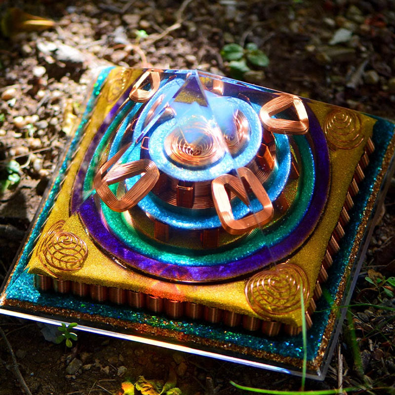 Pyramide d'orgone en opalite taillée en cubèbe de Metatron Olivenorma