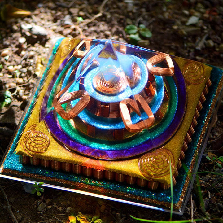 Pyramide d'orgone en opalite taillée en cubèbe de Metatron Olivenorma