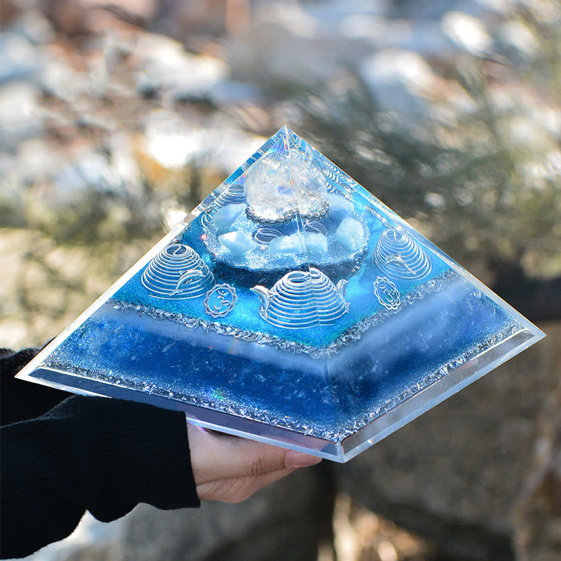 Pyramide d'orgone en cristal clair aigue-marine Olivenorma « Atlantis »