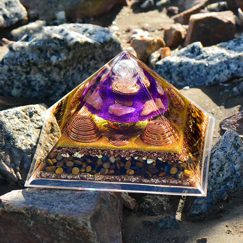 Pyramide d'orgone en pierre solaire œil de tigre Olivenorma « Chasseur de fortune »
