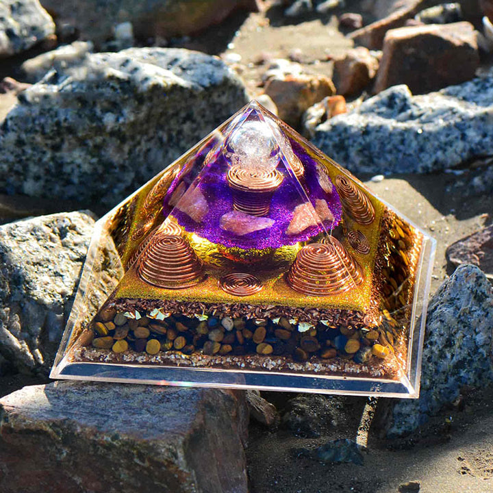 Pyramide d'orgone en pierre solaire œil de tigre Olivenorma « Chasseur de fortune »