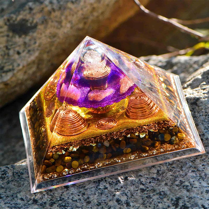 Pyramide d'orgone en pierre solaire œil de tigre Olivenorma « Chasseur de fortune »