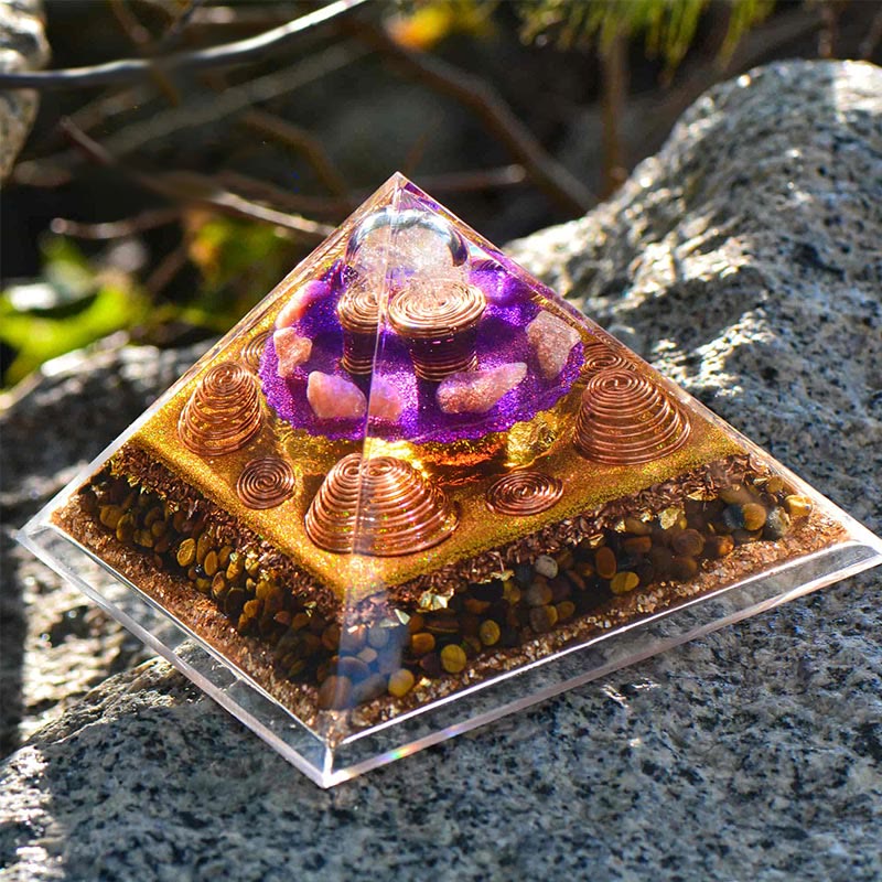 Pyramide d'orgone en pierre solaire œil de tigre Olivenorma « Chasseur de fortune »