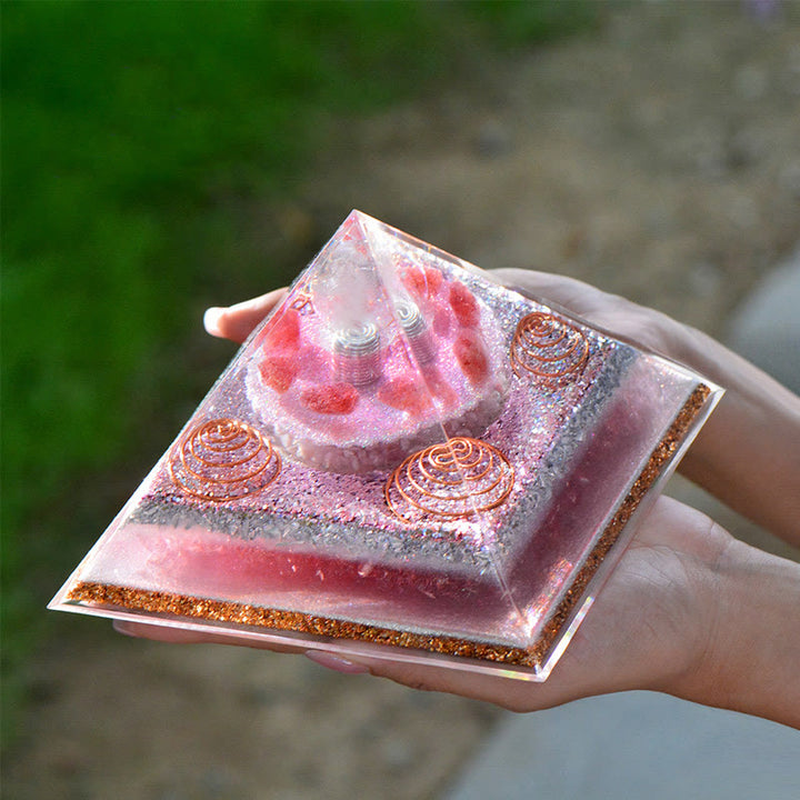 Pyramide orgonite en quartz fraise lépidolite Olivenorma « Love Magic »