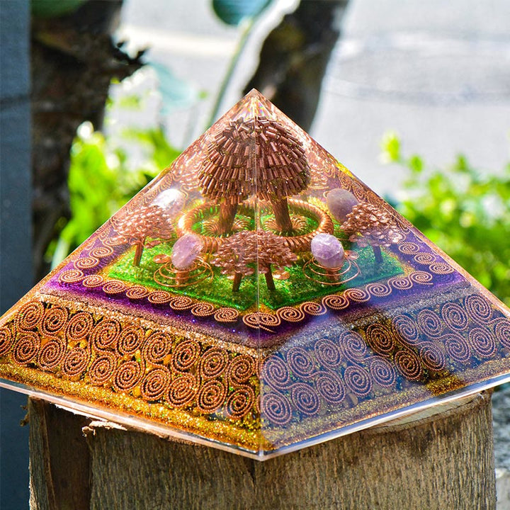 La boule d'améthyste Olivenorma attire la richesse, l'énergie et la pyramide orgone