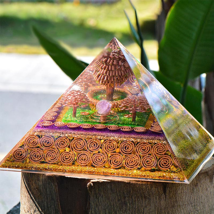 La boule d'améthyste Olivenorma attire la richesse, l'énergie et la pyramide orgone