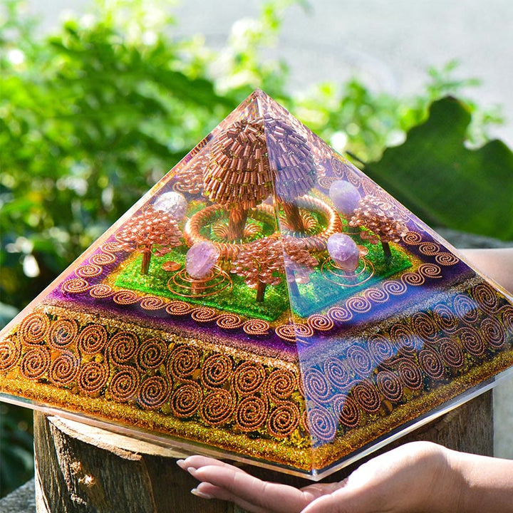 La boule d'améthyste Olivenorma attire la richesse, l'énergie et la pyramide orgone