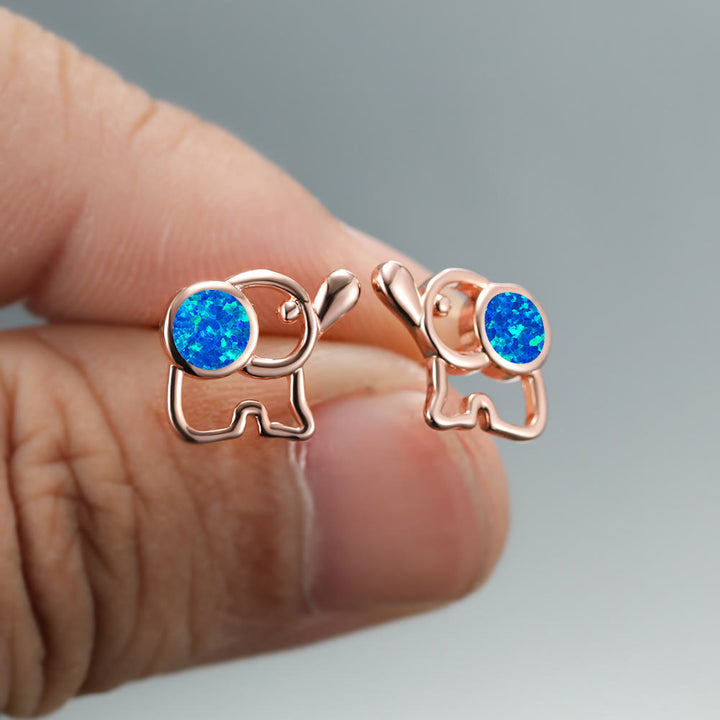 Boucles d'oreilles à tige en forme d'éléphant mignon avec opale bleu et blanc Olivenorma