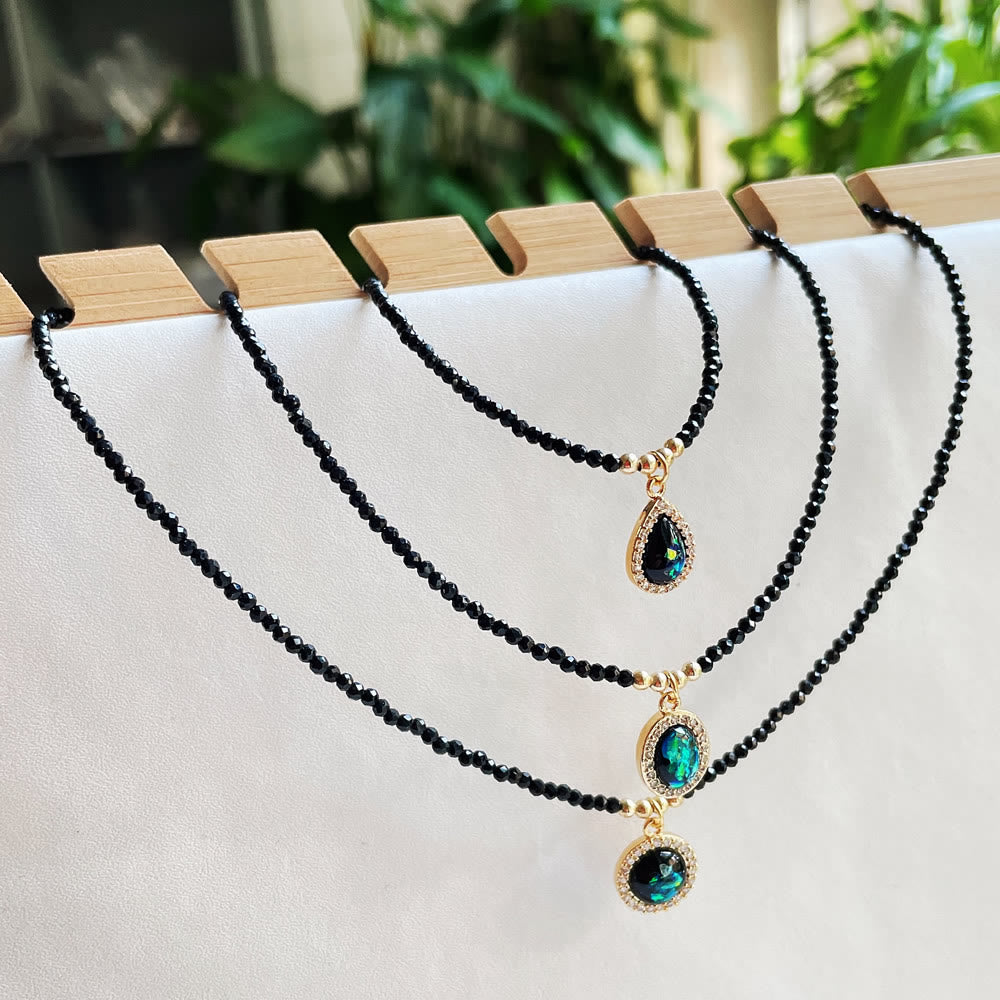 Collier avec pendentif en opale verte et perles d'obsidienne Olivenorma