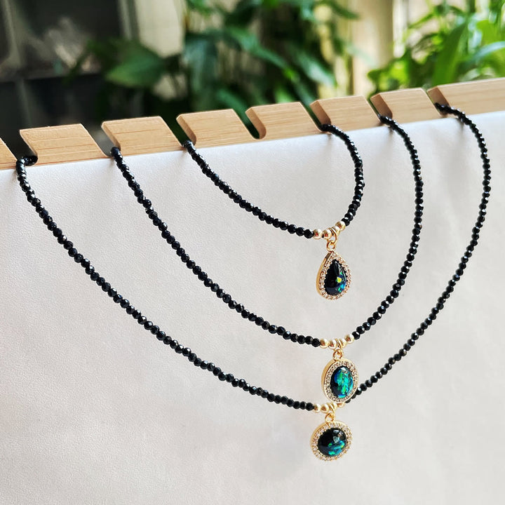 Collier avec pendentif en opale verte et perles d'obsidienne Olivenorma