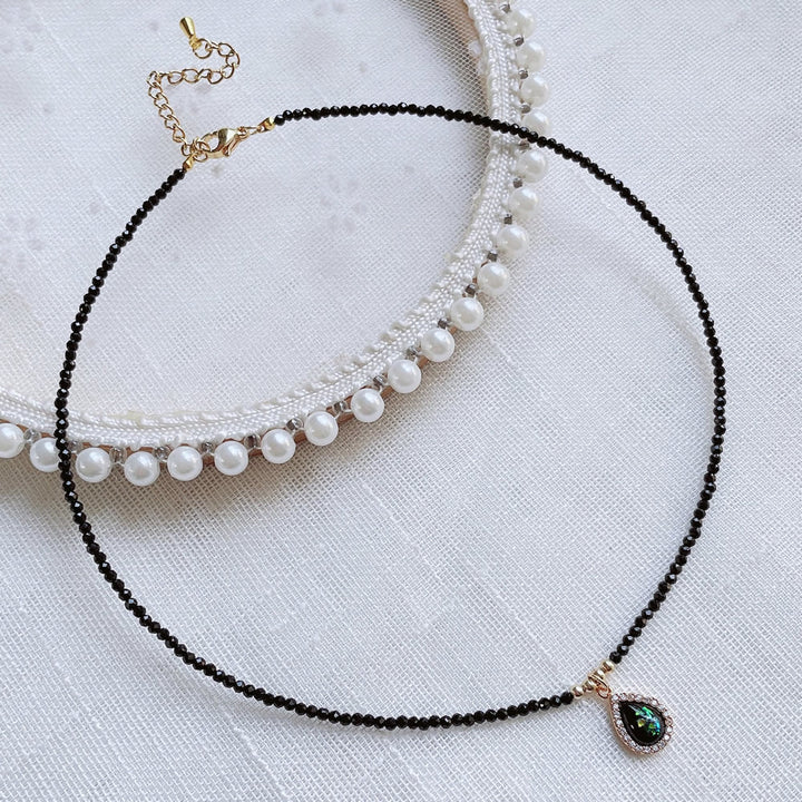 Collier avec pendentif en opale verte et perles d'obsidienne Olivenorma